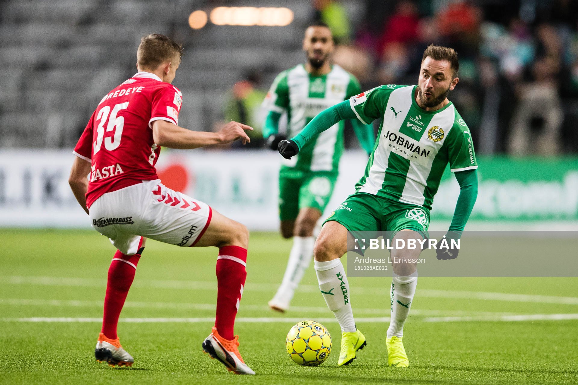Kalmars Johan Stenmark i kamp om bollen med Hammarbys