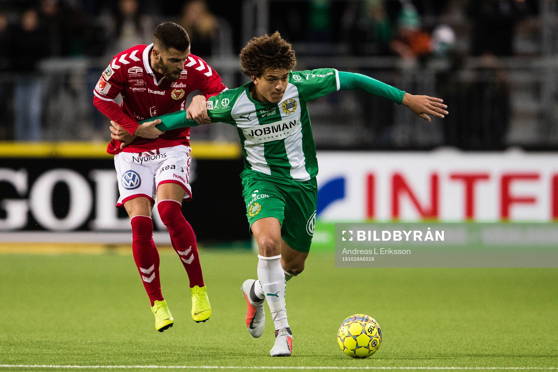 Kalmars Filip Sachpekidis i kamp om bollen med Hammarbys