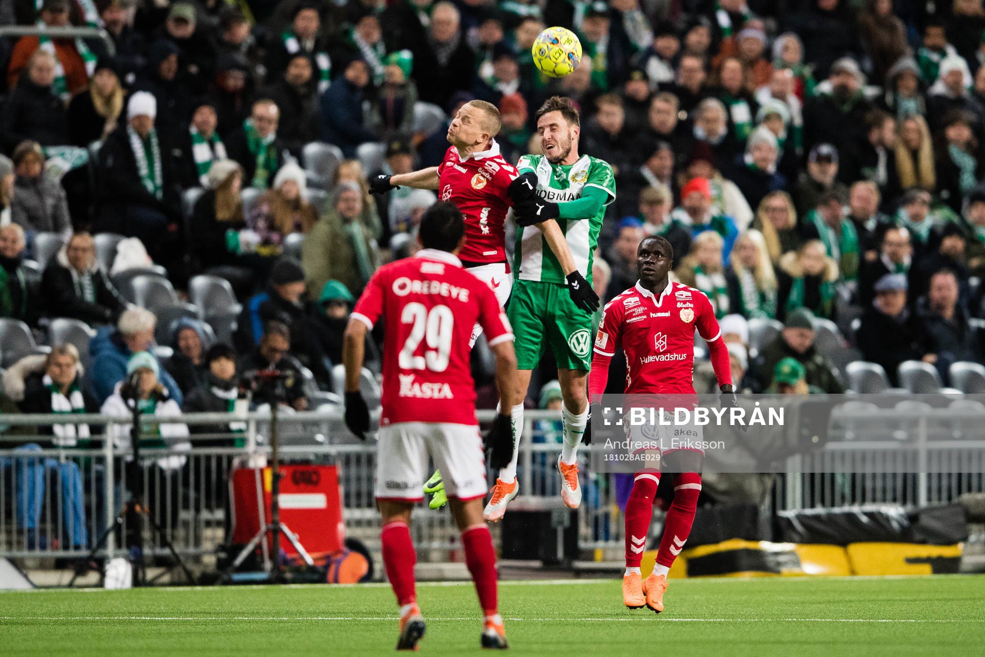 Kalmars Tobias Eriksson i en nickduell med Hammarbys Jeppe