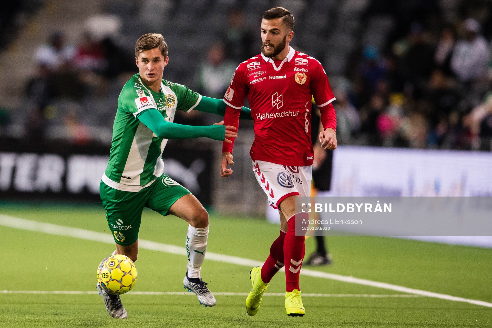 Hammarbys Leo Bengtsson i kamp om bollen med Kalmars Filip Sachpekidis under fotbollsmatchen i Allsvenskan mellan Hammarby och Kalmar den 28 oktober 2018 i Stockholm.