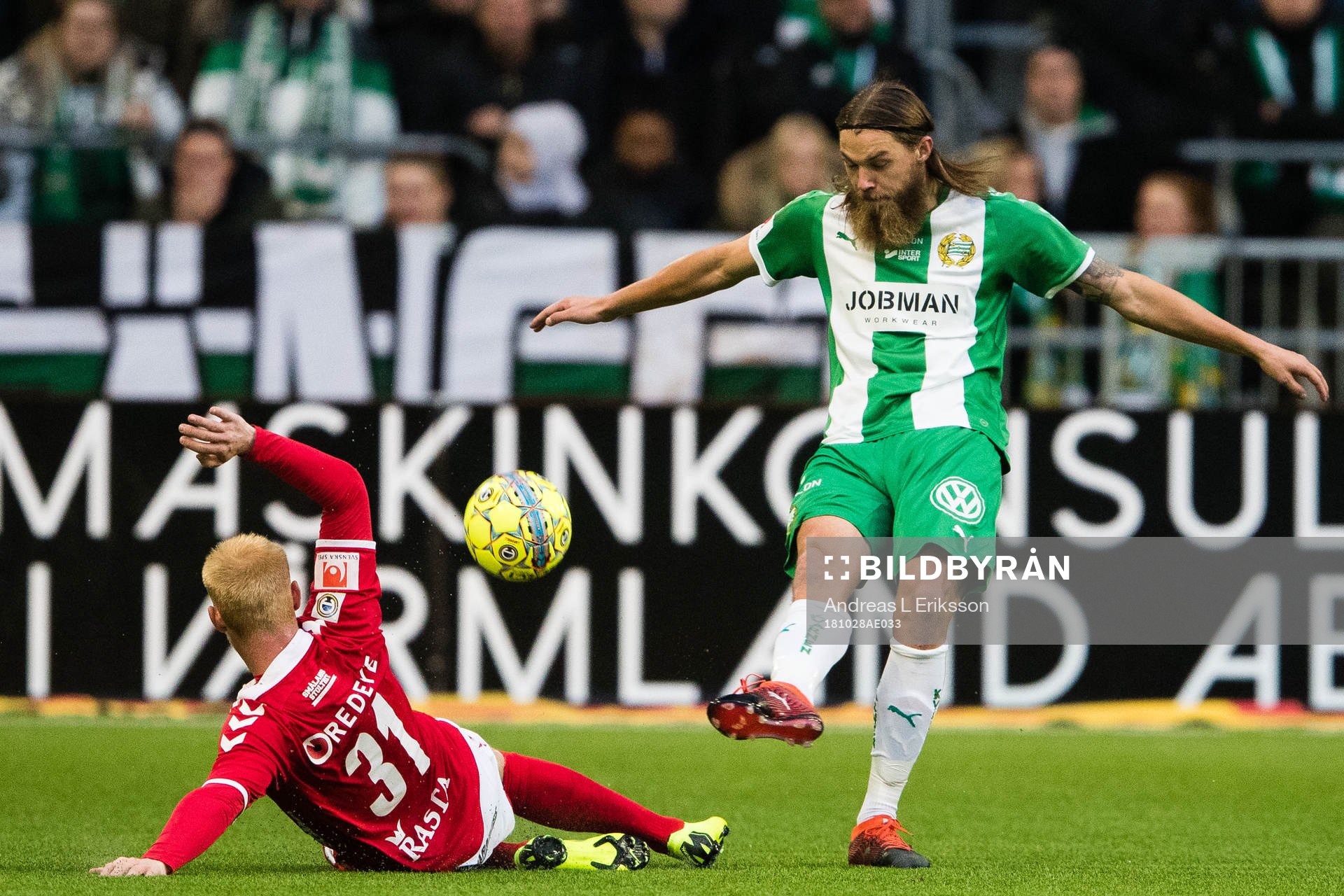 Kalmars Nils Fröling i kamp om bollen med Hammarbys Björn