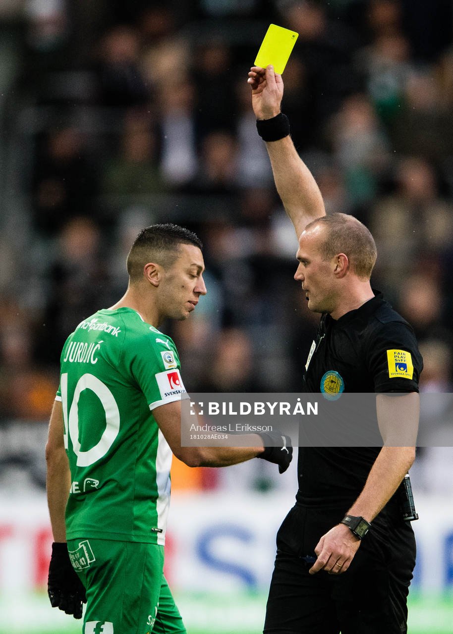 Hammarbys Nikola Djurdjic får ett gult kort av domare