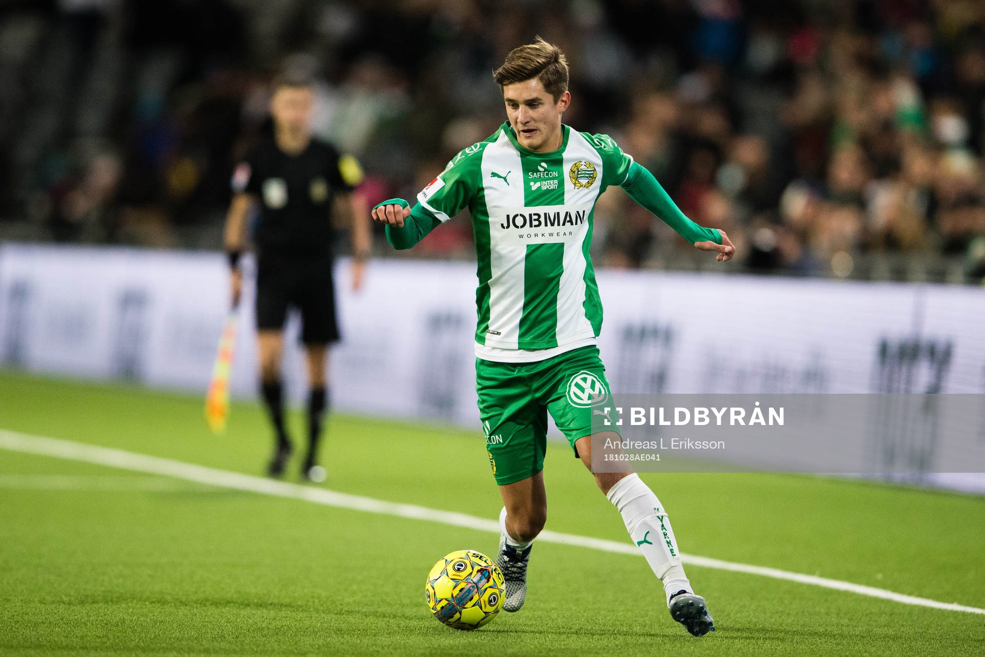 Hammarbys Leo Bengtsson med bollen