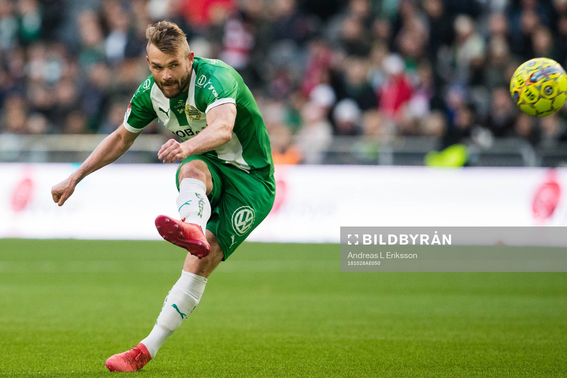 Hammarbys Mads Fenger Nielsen med en frispark