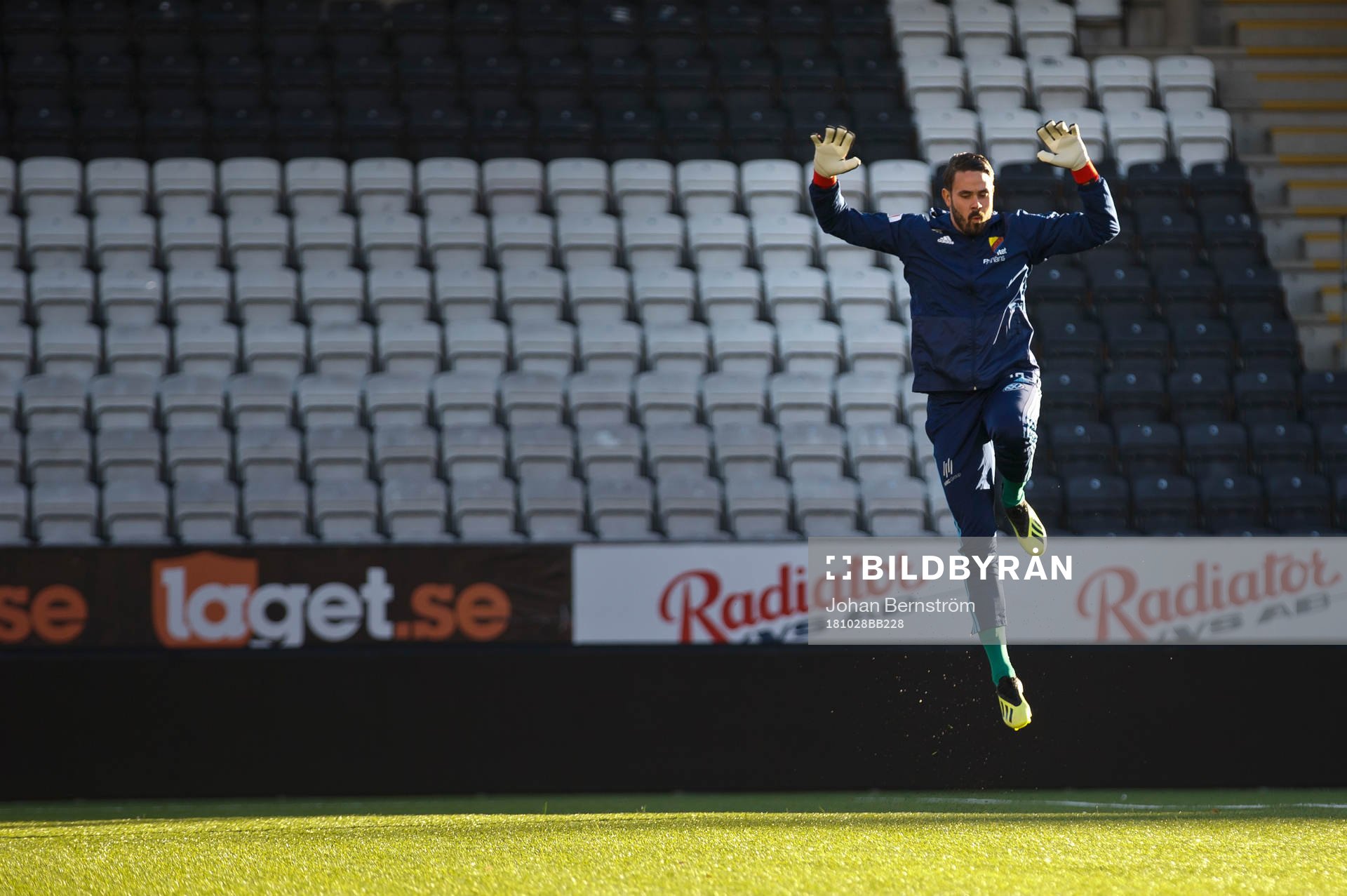 Djurgårdens målvakt Tommi Vaiho värmer upp