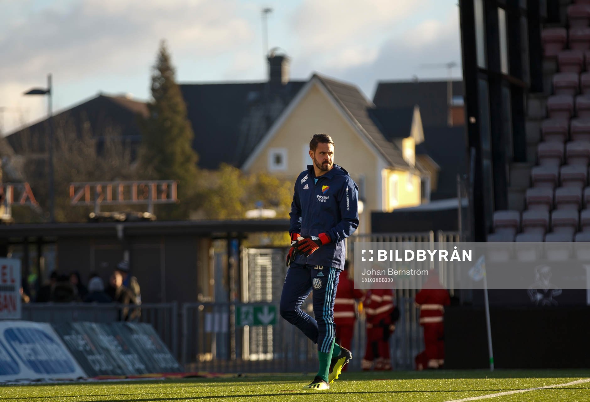 Djurgårdens målvakt Tommi Vaiho värmer upp