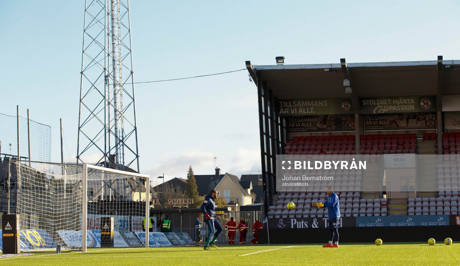 Djurgårdens målvakt Tommi Vaiho värmer upp
