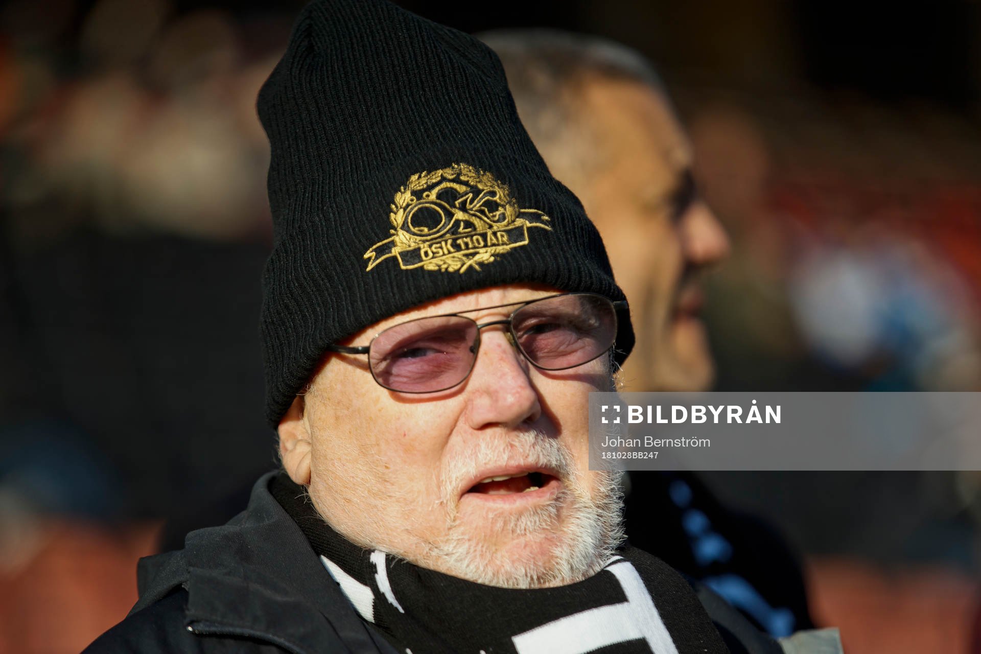 En mösa med texten Örebro SK firar 110 år idag