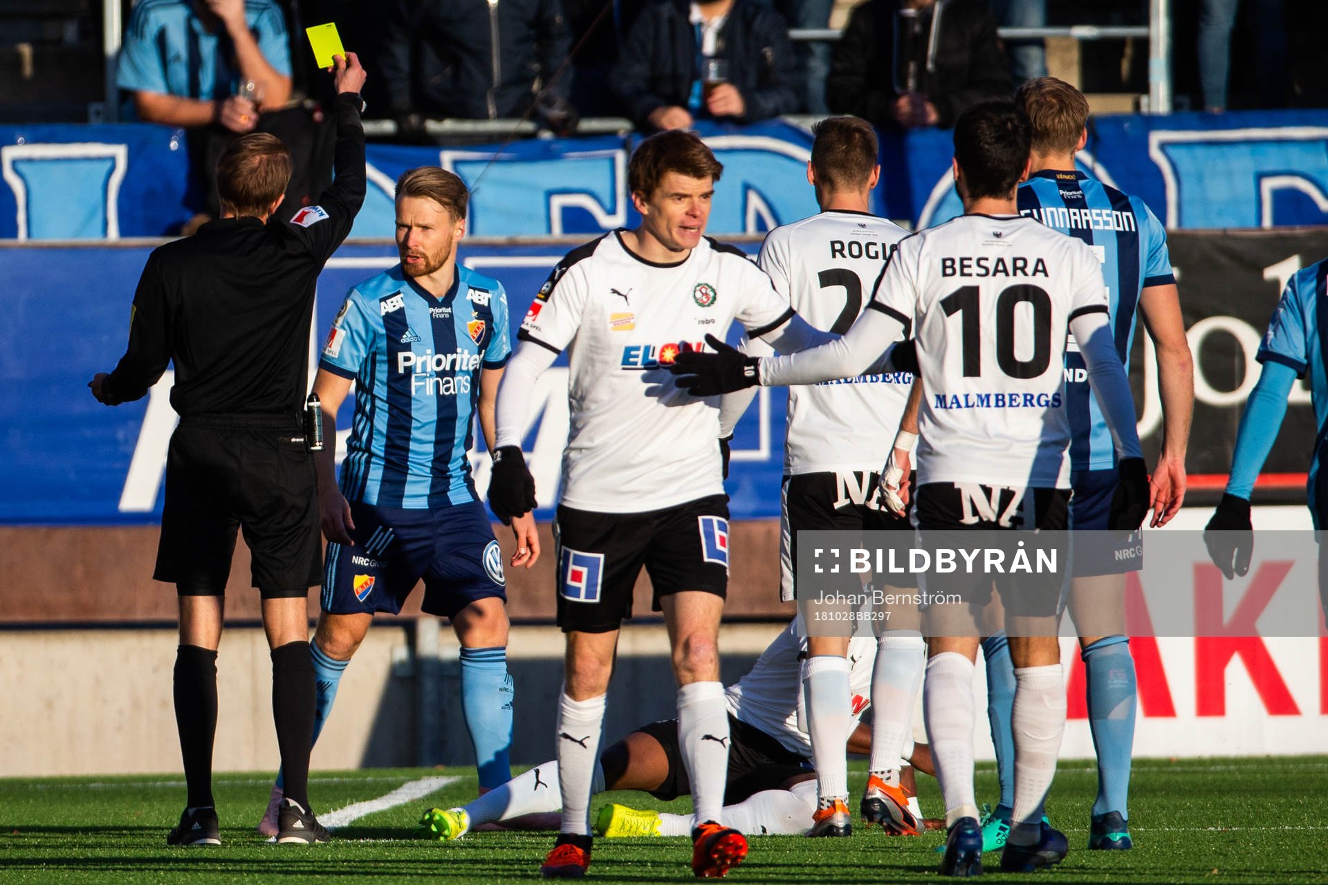 Djurgårdens Besard Sabovic får gult kort