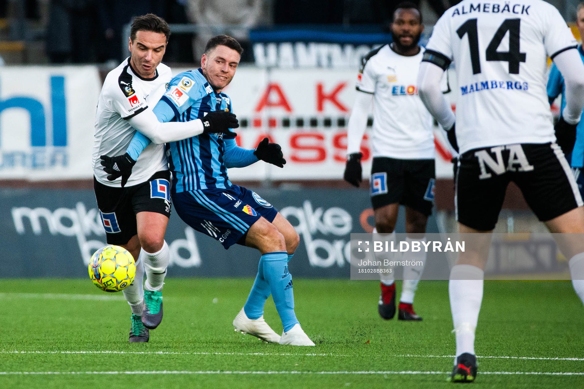 Örebros Nordin Gerzic och Djurgårdens Kerim Mrabti i kamp