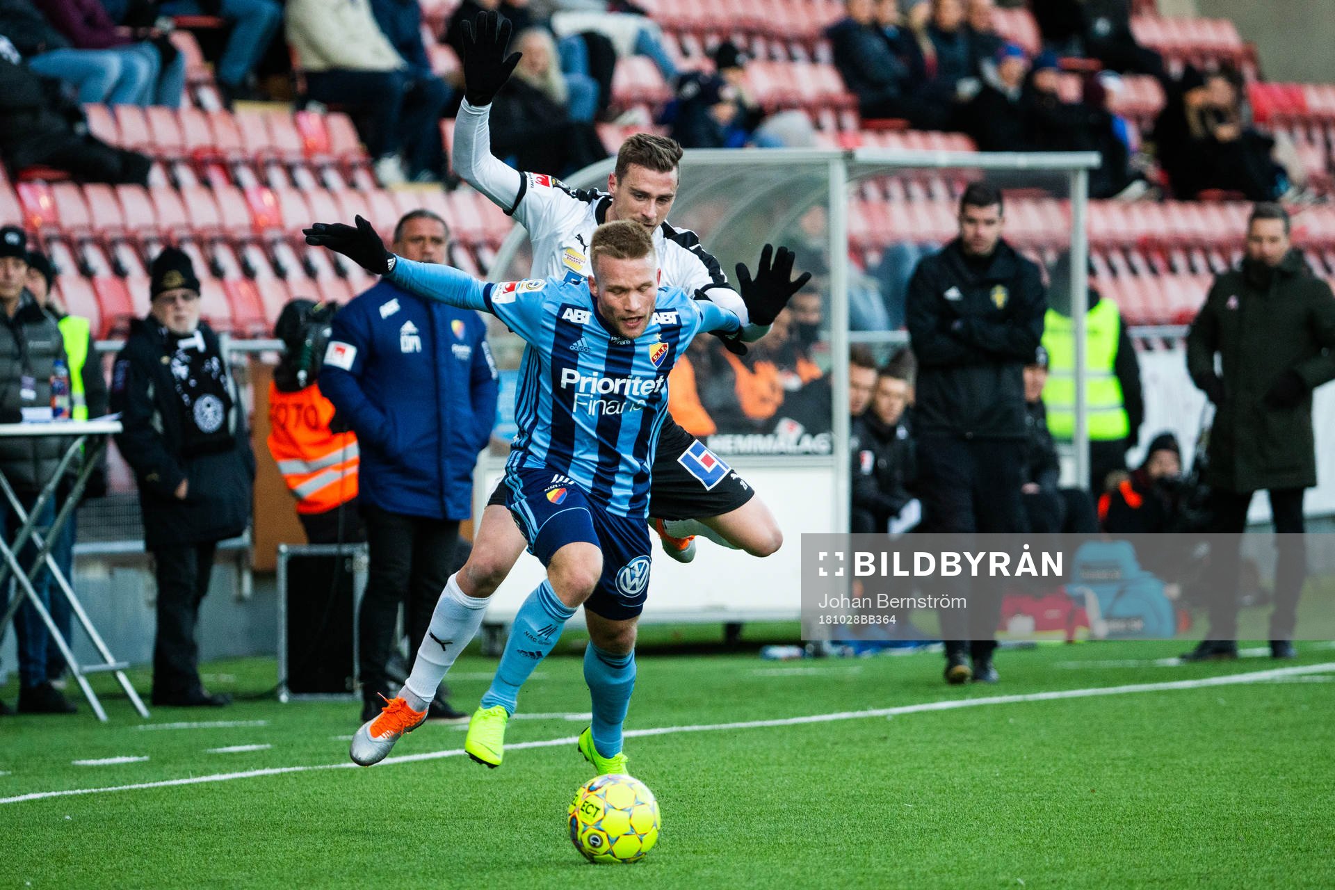 Djurgårdens Nicklas Bärkroth och Örebros Filip Rogic i