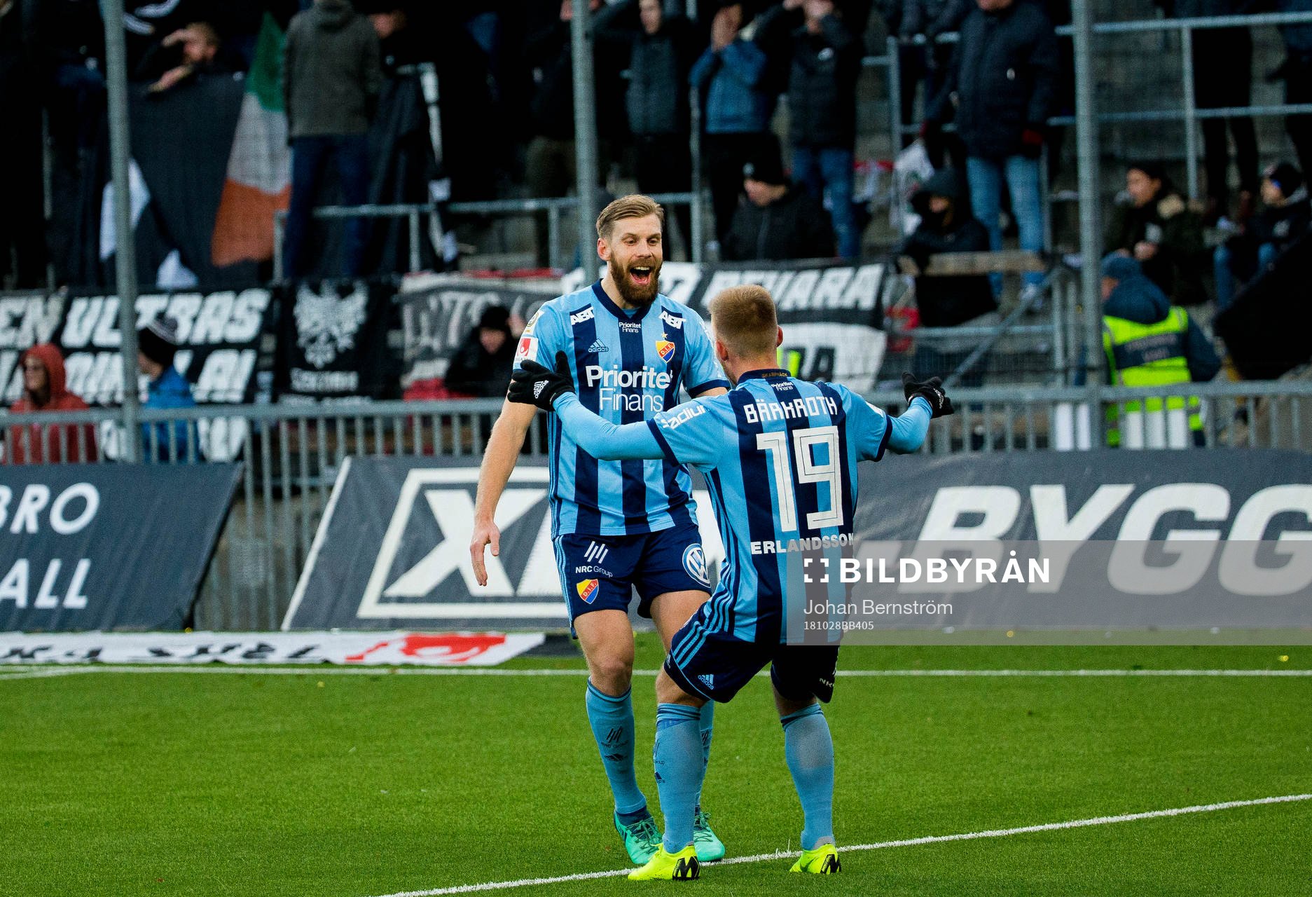 Djurgårdens Niklas Gunnarsson och Nicklas Bärkroth jublar vid 0-1 målet under fotbollsmatchen i Allsvenskan mellan Örebro och Djurgården den 28 oktober 2018 i Örebro.