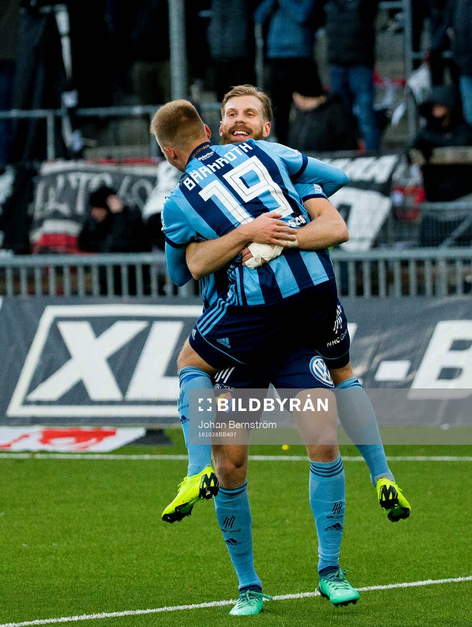 Djurgårdens Niklas Gunnarsson och Nicklas Bärkroth jublar vid 0-1 målet under fotbollsmatchen i Allsvenskan mellan Örebro och Djurgården den 28 oktober 2018 i Örebro.