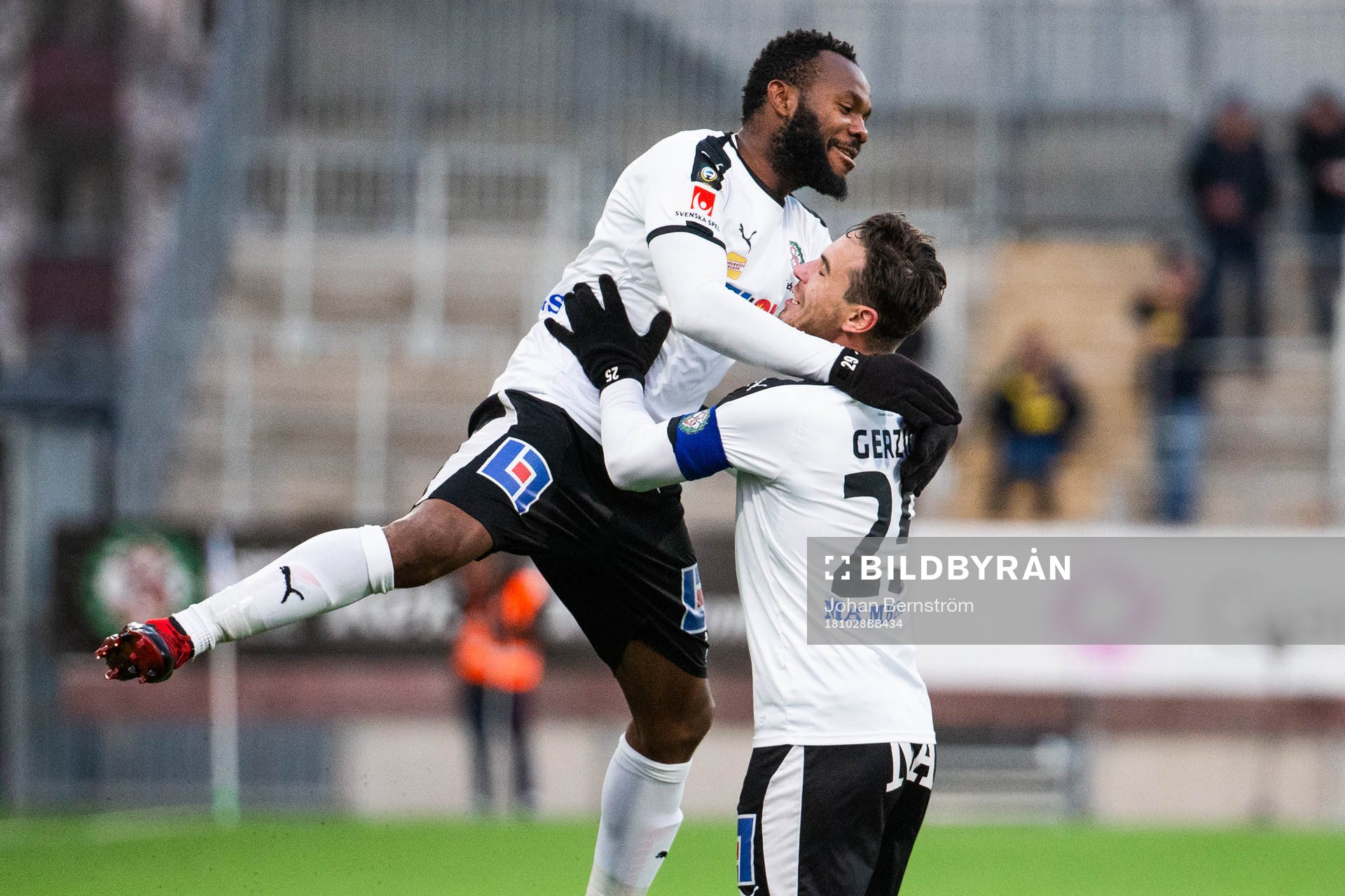 Örebros Michael Junior Omoh och Nordin Gerzic jublar