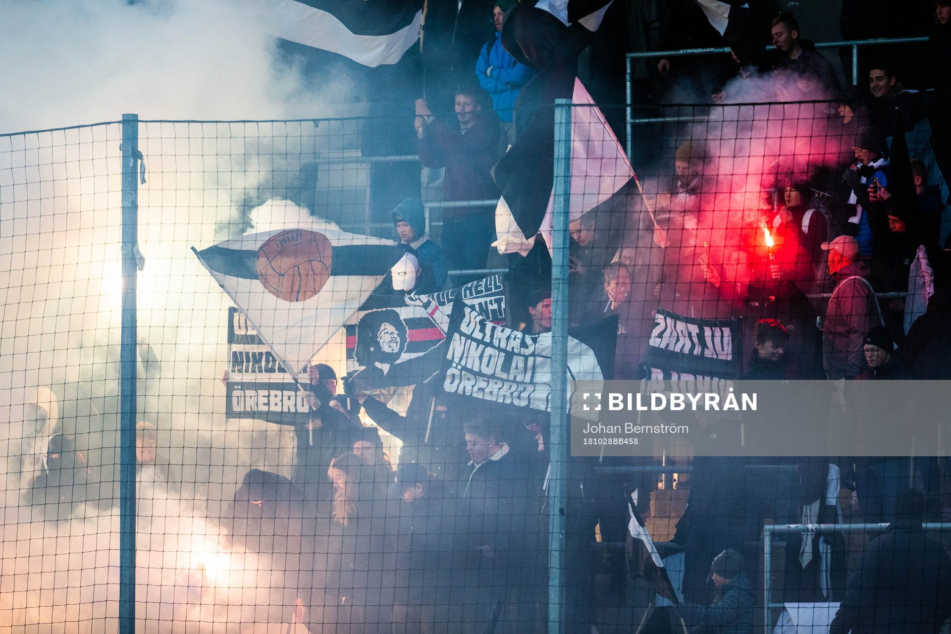 Örebros supportrar bränner bengaler
