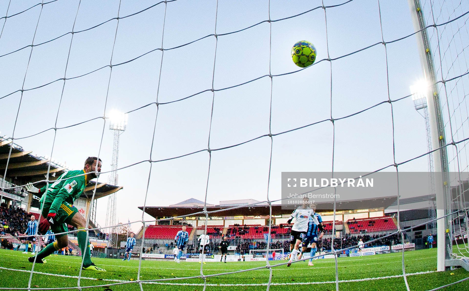 Djurgårdens målvakt Tommi Vaiho ser Örebros Nordin