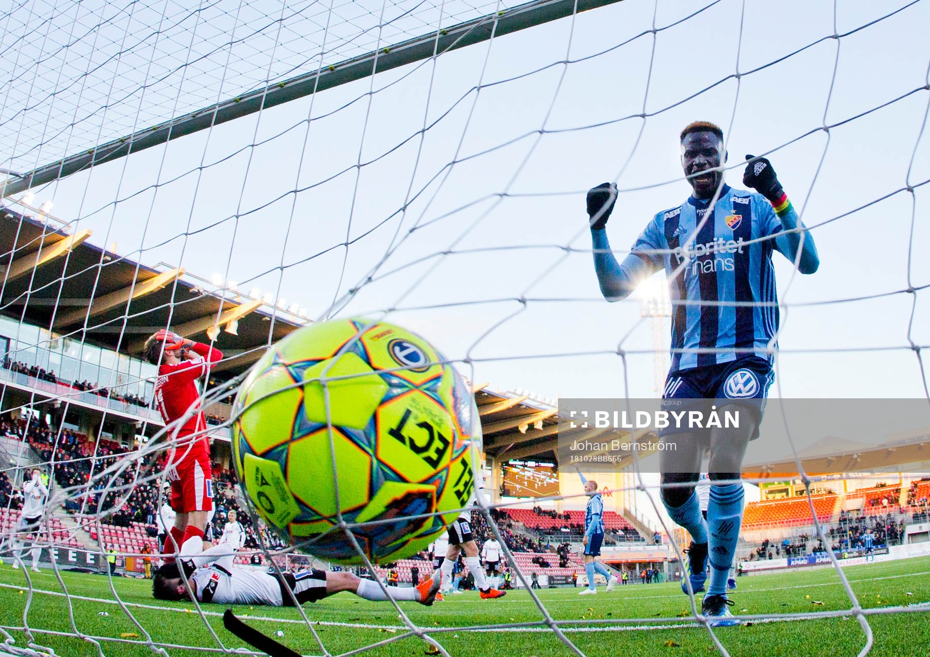 Örebros Filip Rogic gör självmål till 0-1 och deppar