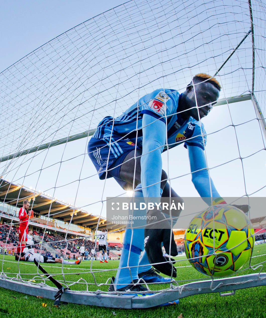 Örebros Filip Rogic gör självmål till 0-1 och deppar