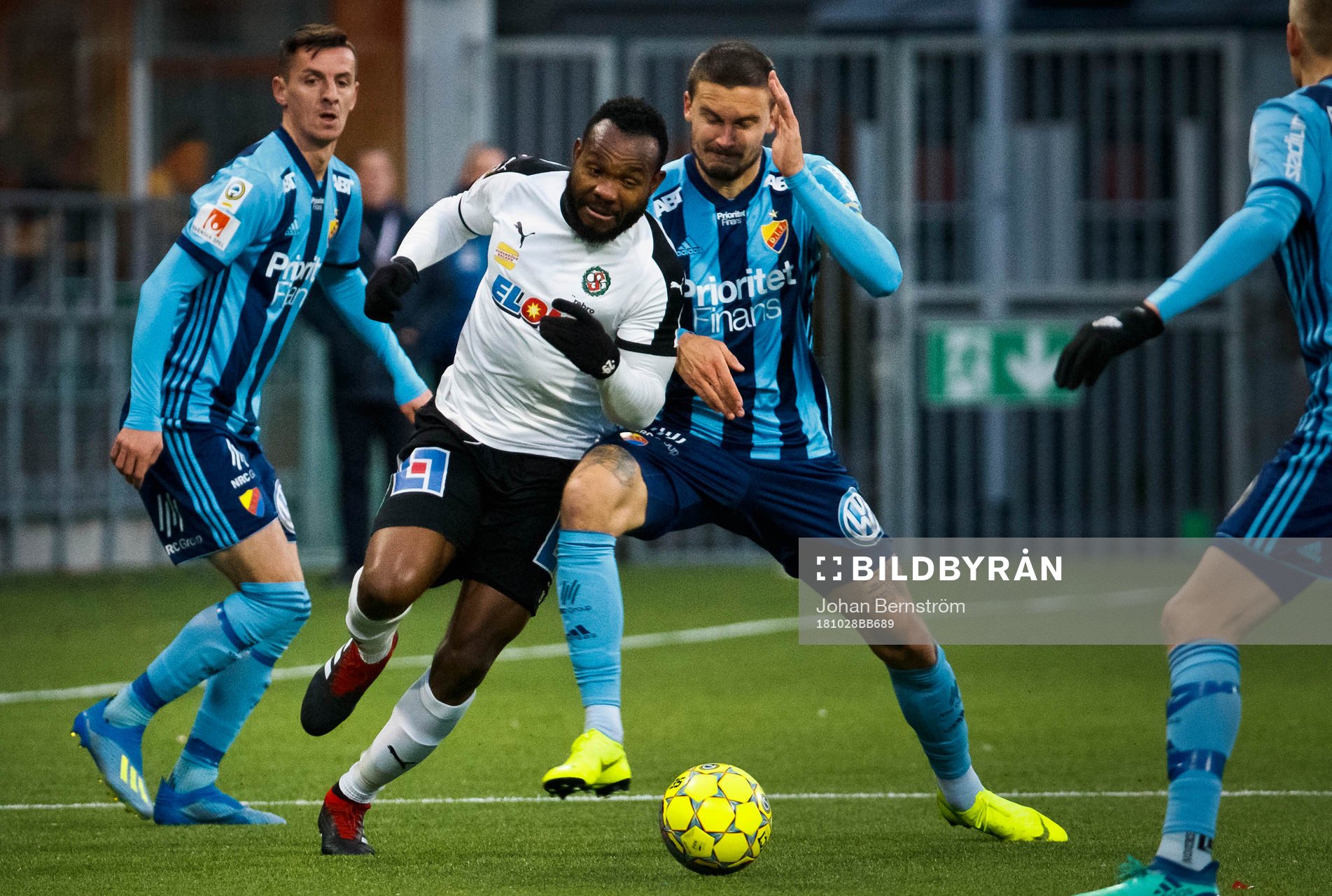 Örebros Michael Junior Omoh och Djurgårdens Erik Johansson