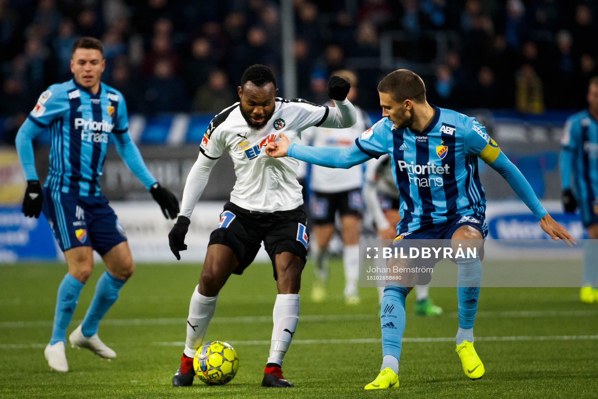 Örebros Michael Junior Omoh och Djurgårdens Erik Johansson
