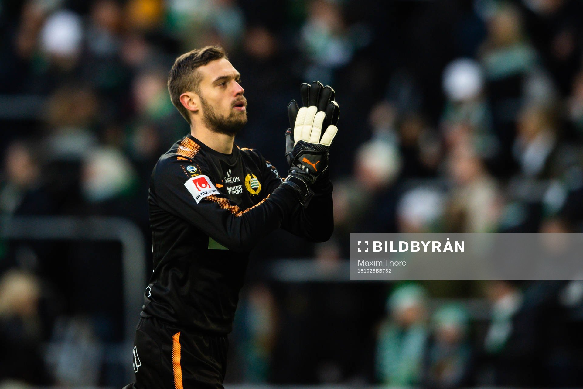 Hammarbys målvakt Davor Blazevic tackar publiken