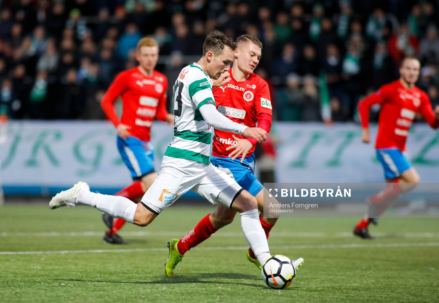 Västerås Filip Tronét i kamp om bollen med Nyköpings Samuel Kroon under fotbollsmatchen i division 1 norra mellan Västerås SK och Nyköping den 28 oktober 2018 i Västerås.