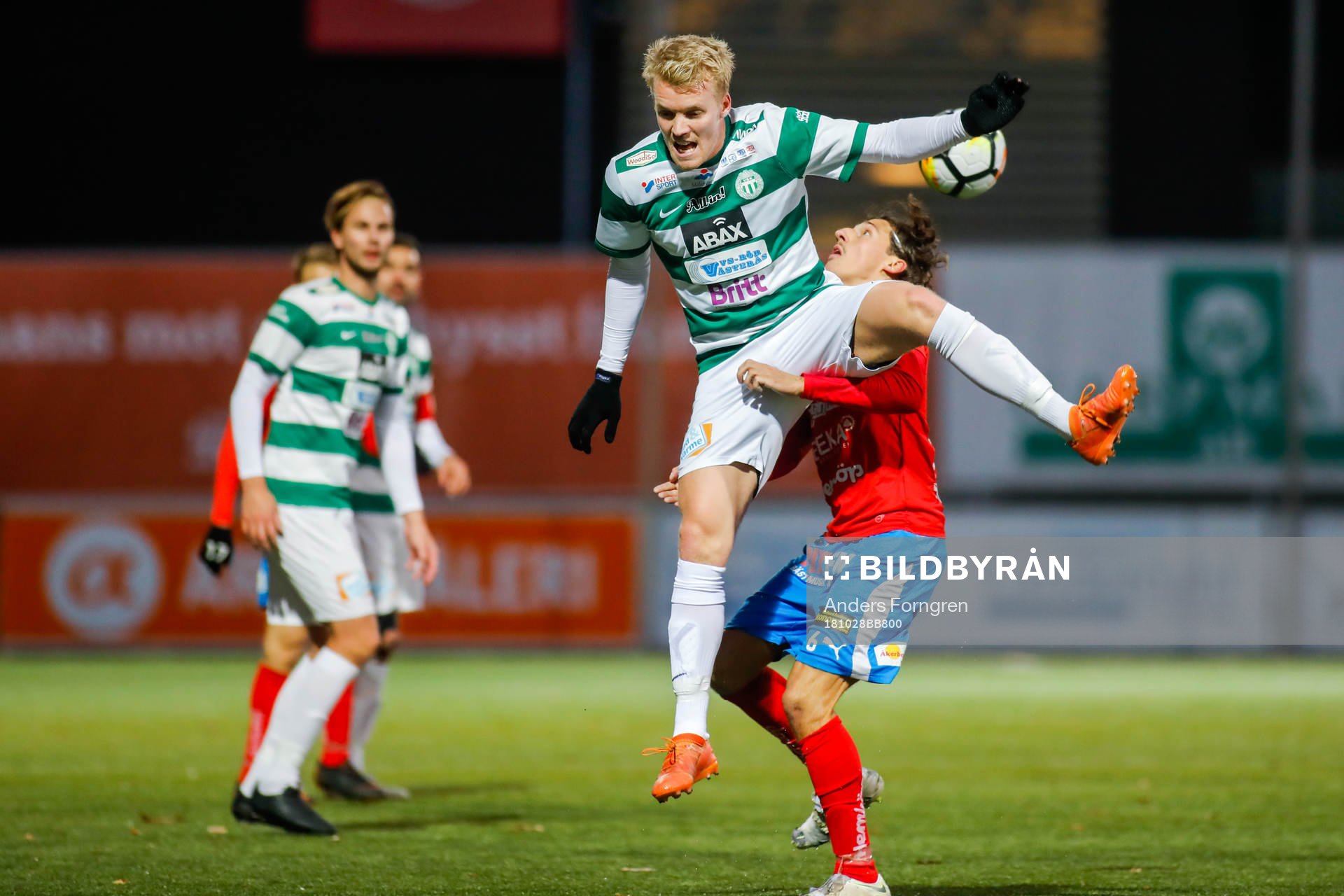 Västerås Simon Johansson i kamp om bollen med Nyköpings Enis Ahmetovic under fotbollsmatchen i division 1 norra mellan Västerås SK och Nyköping den 28 oktober 2018 i Västerås.