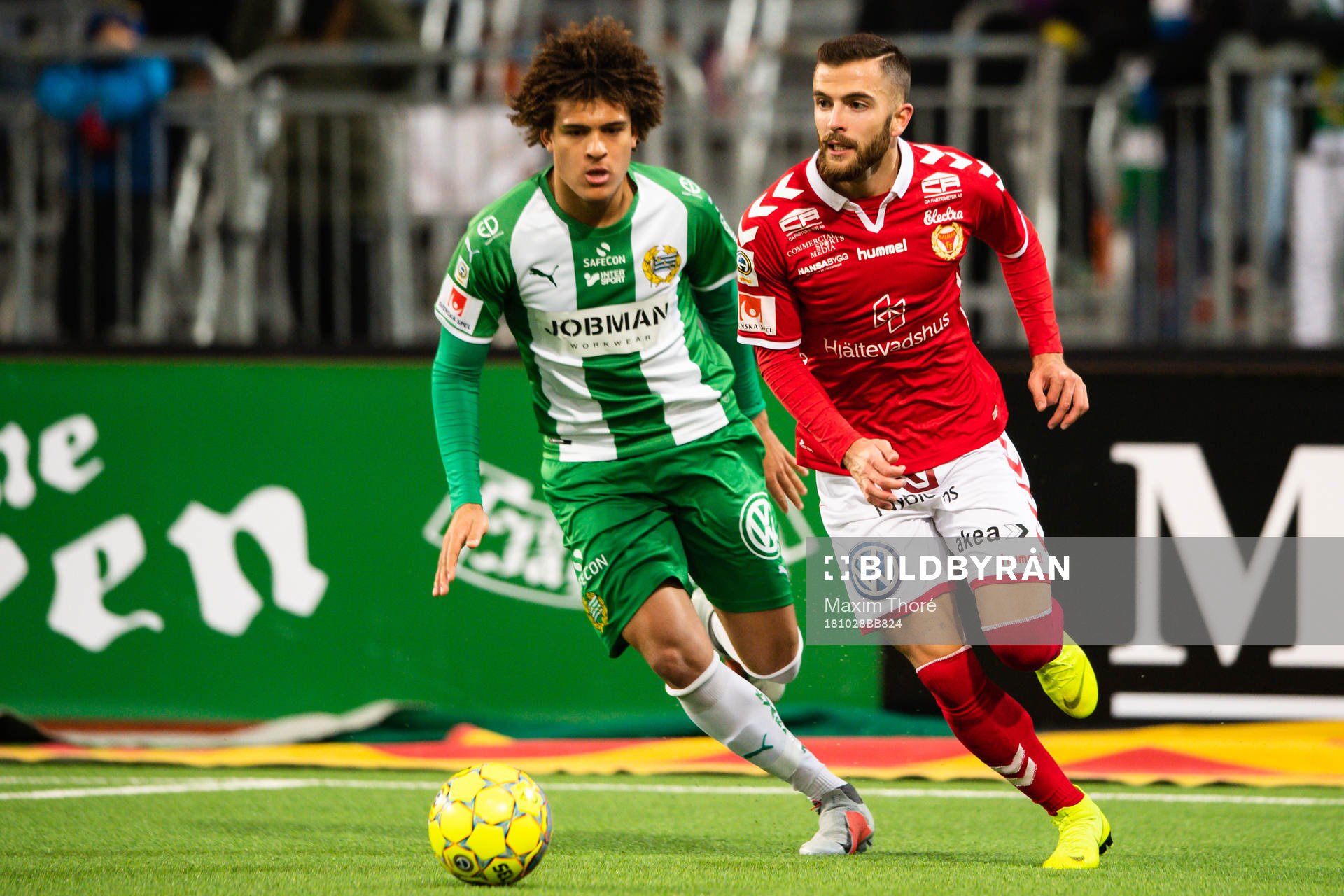Hammarbys Neto Borges och Kalmars Filip Sachpekidis under fotbollsmatchen i Allsvenskan mellan Hammarby och Kalmar den 28 oktober 2018 i Stockholm.