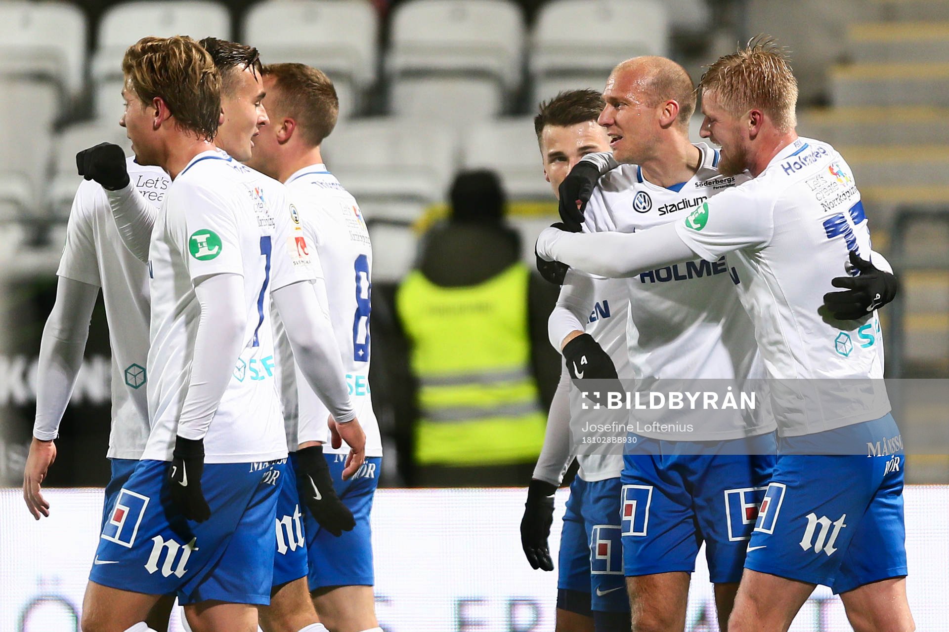 Norrköpings Kalle Holmberg jublar med Andreas Johansson efter att Holmberg gjort 2-1-målet under fotbollsmatchen i Allsvenskan mellan Norrköping och Östersund den 28 oktober 2018 i Norrköping.