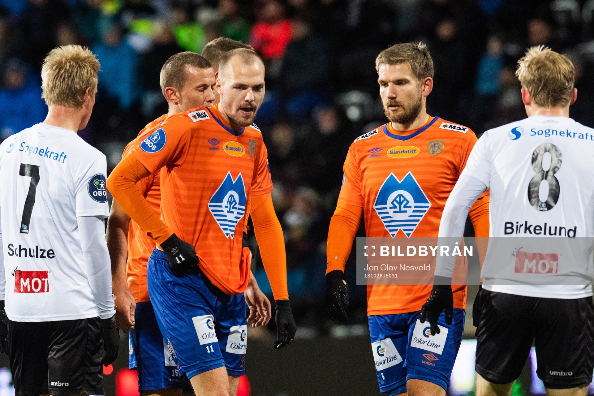 Aron Elís Thrándarson and Oddbjørn Lie of Aalesund looks