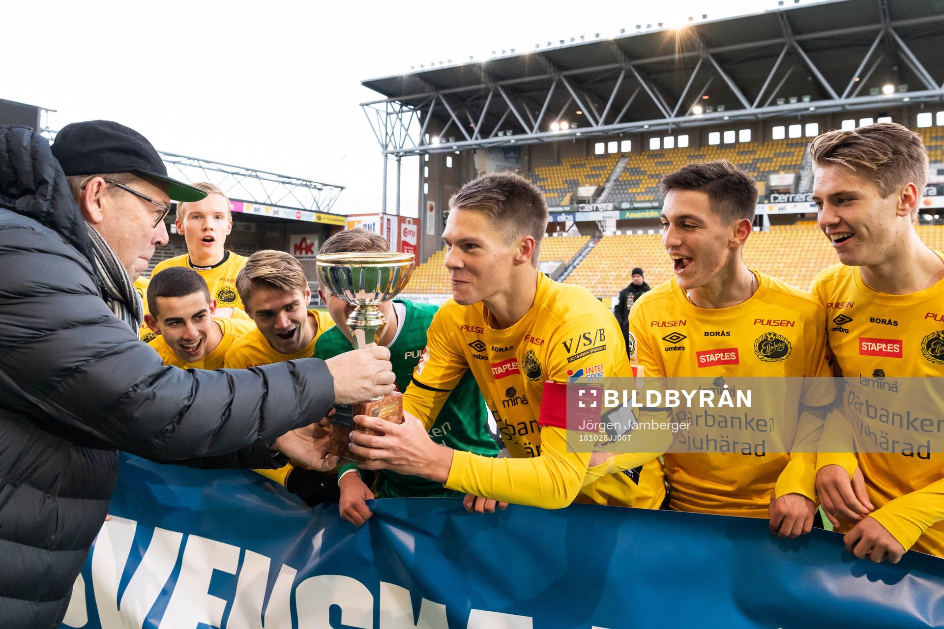 Svenska fotbollsförbundets Christer Gustafsson överlämnar sm-pokalen till Elfsborgs lagkapten Gustav Broman under fotbollsmatchen i U17 Allsvenskan slutspelsserie mellan Elfsborg och Halmstad den 28 oktober 2018 i Borås.