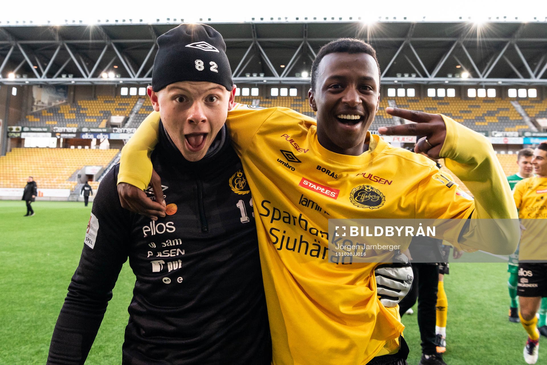 Elfsborgs Awil Hassan och Filip Gustafsson jublar efter fotbollsmatchen i U17 Allsvenskan slutspelsserie mellan Elfsborg och Halmstad den 28 oktober 2018 i Borås.