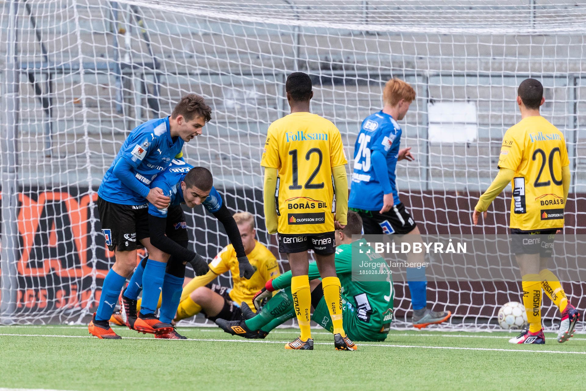 Halmstads Taulant Peci klappas om av Nils Strandahl
