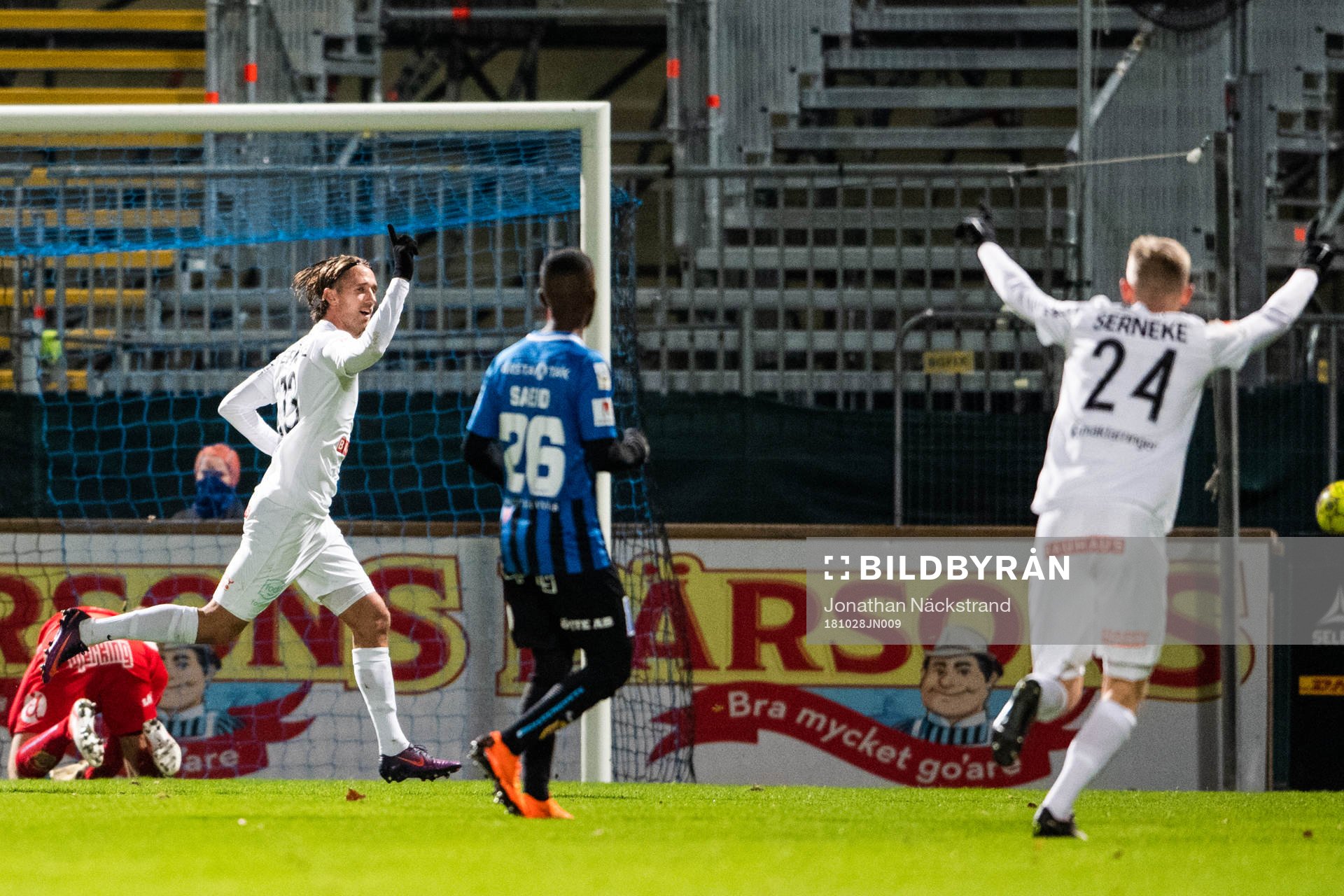 Brommapojkarnas Philip Hellqvist  jublar