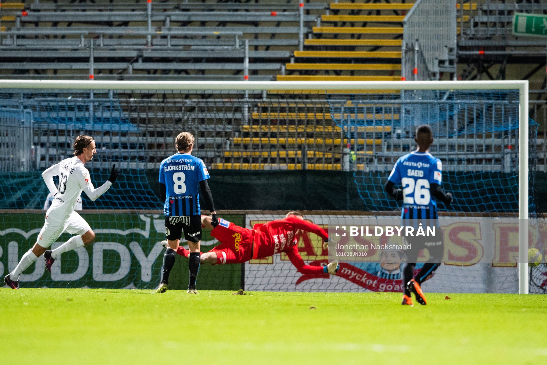 Brommapojkarnas Philip Hellqvist gör 0-1-målet