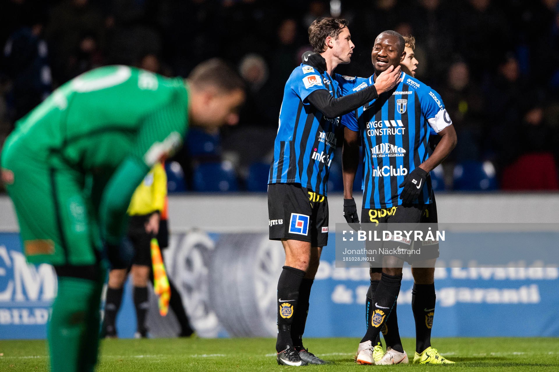 Sirius Philip Haglund jublar med Moses Ogbu