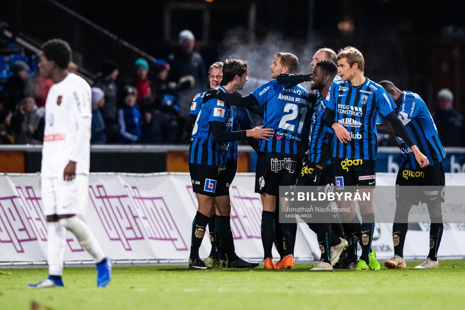Sirius Philip Haglund jublar med lagkamrater