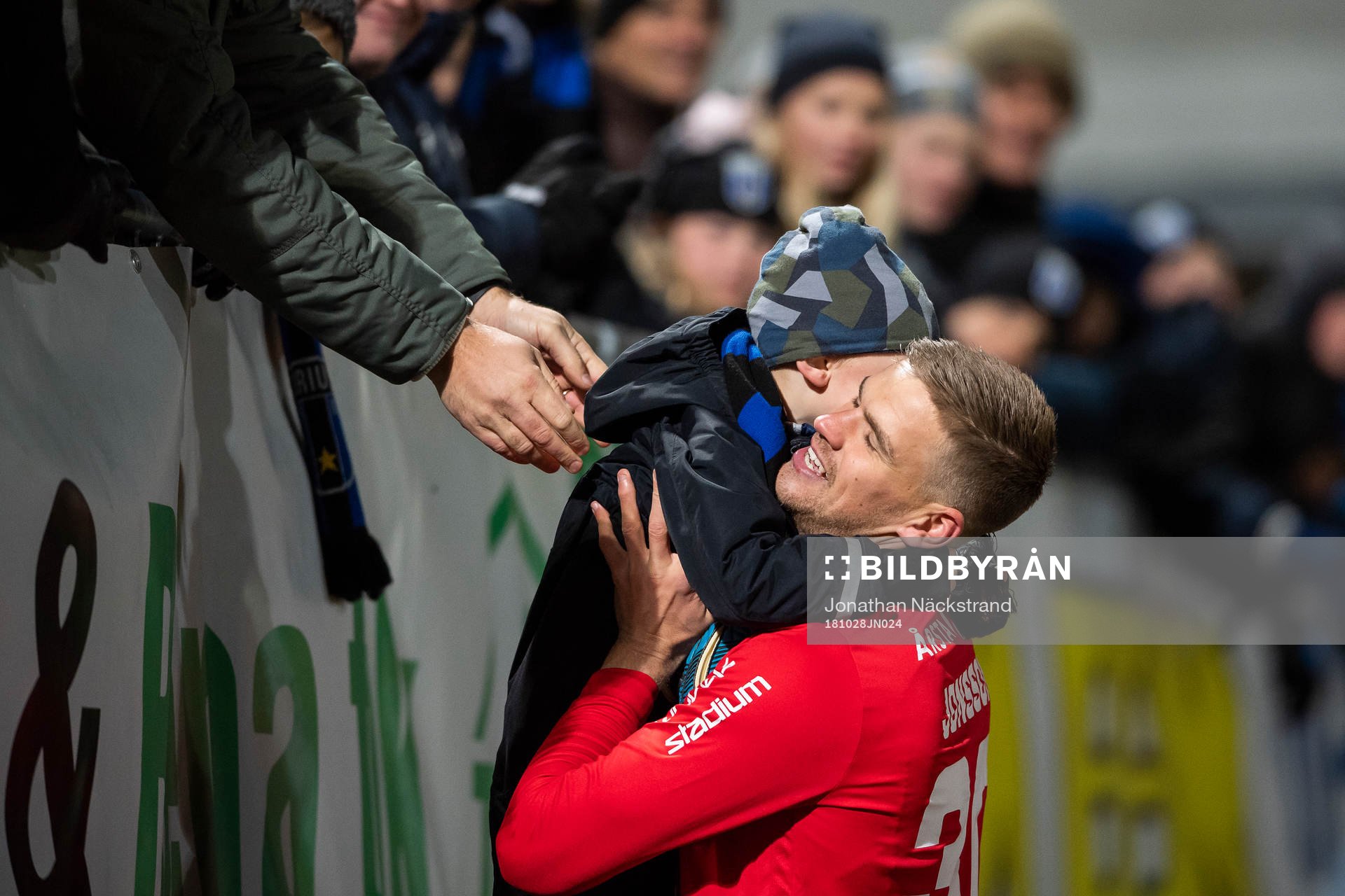 Sirius målvakt Lukas Jonsson jublar