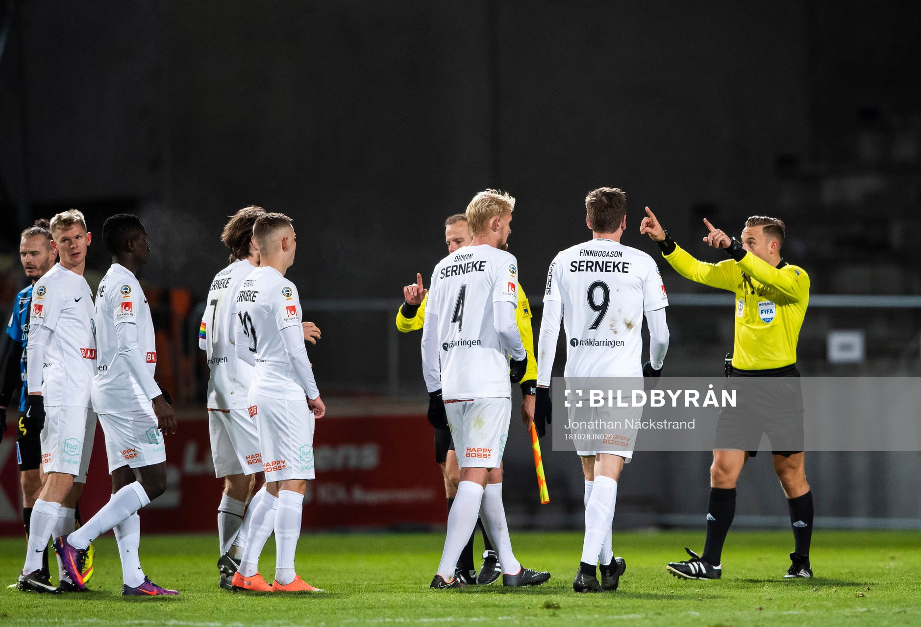 Brommapojkarnas i diskussion med domaren