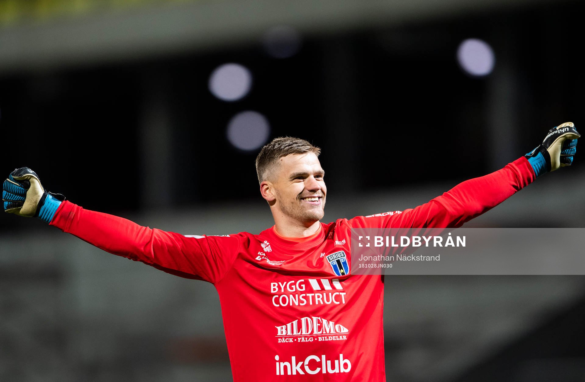 Sirius målvakt Lukas Jonsson jublar
