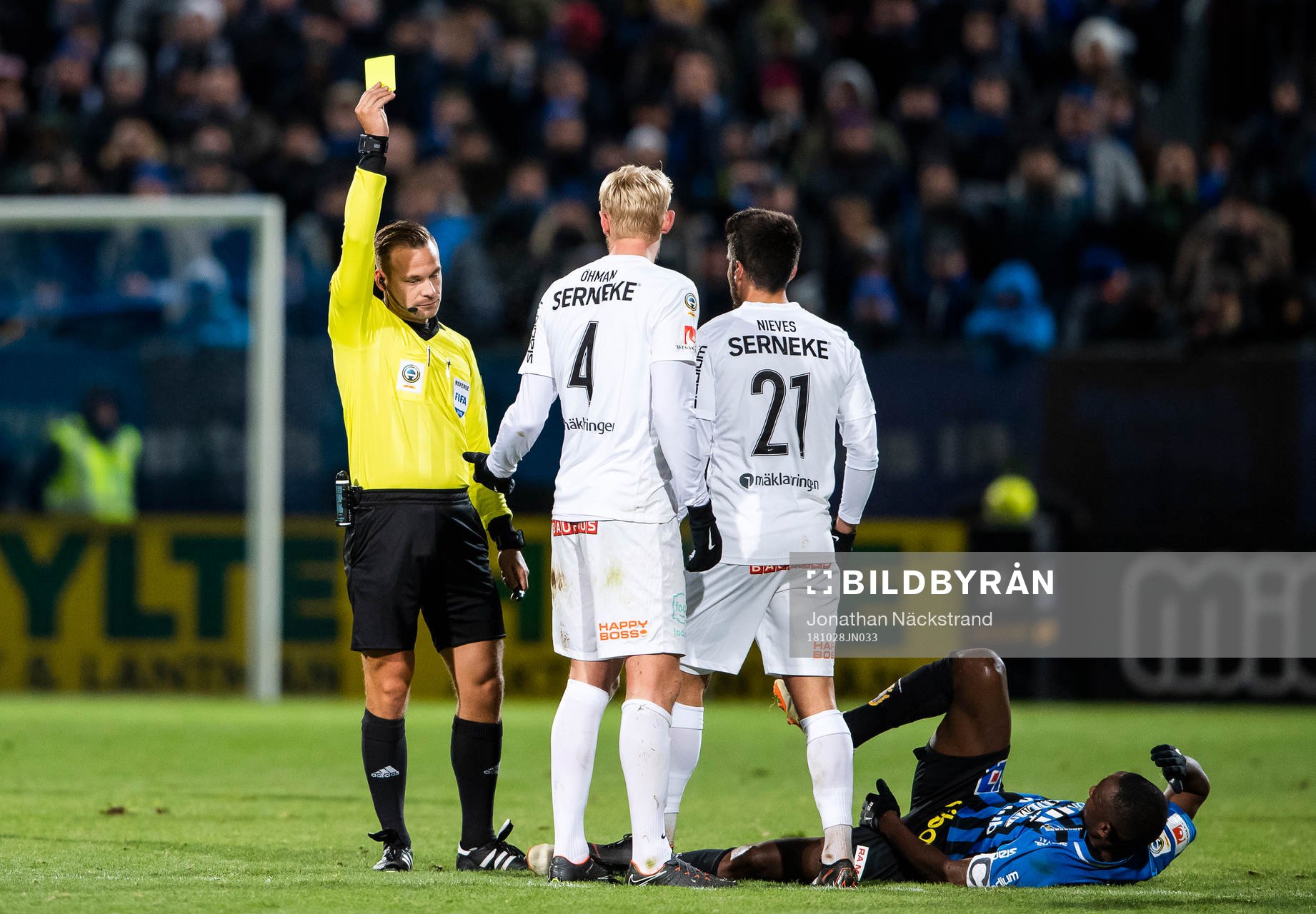 Brommapojkarnas Ludvig Öhman Silwerfeldt får gult kort av