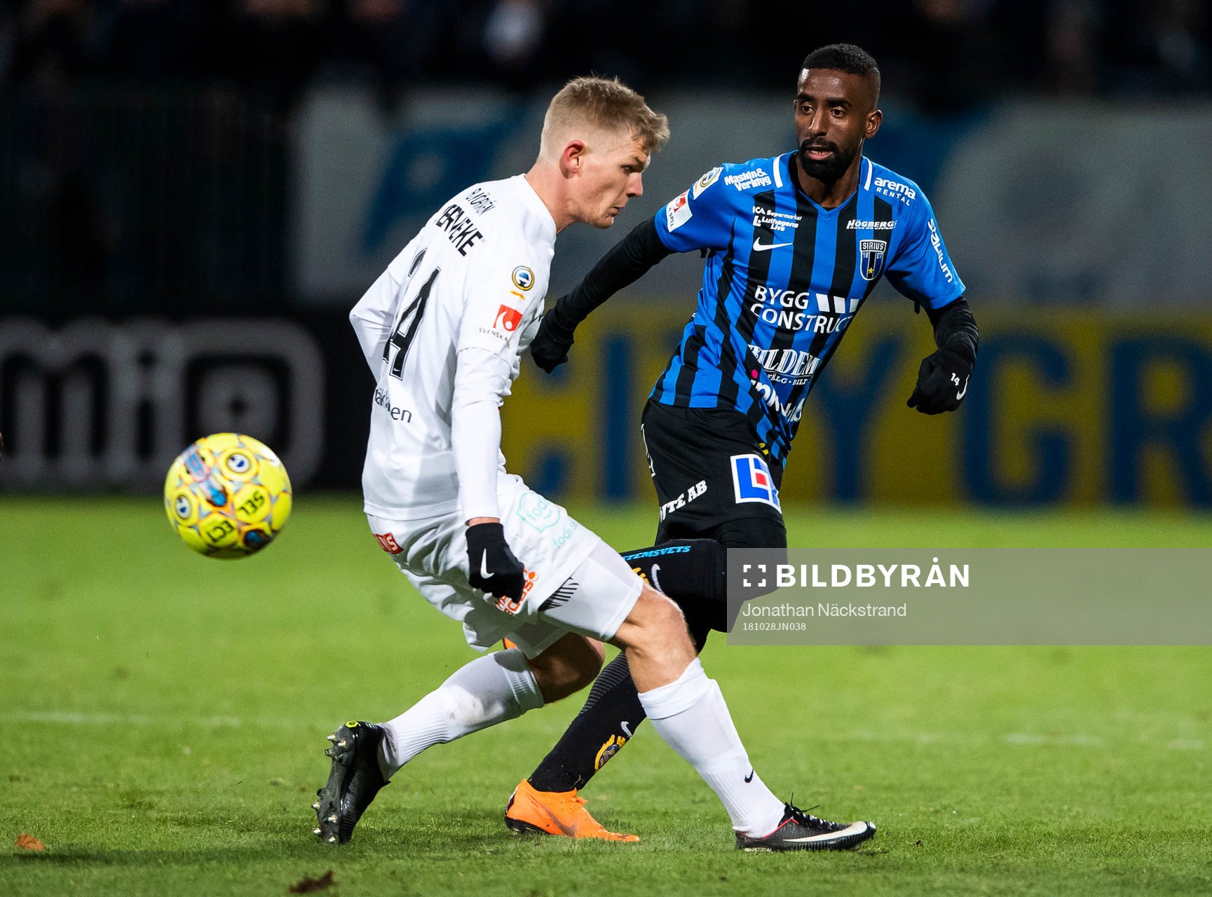 Brommapojkarnas Fritiof Björkén i en duell med Sirius