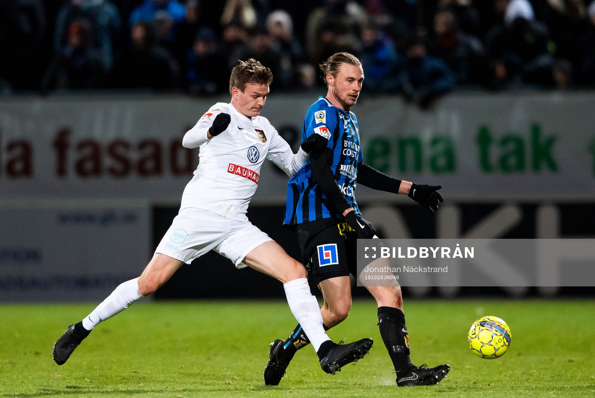 Brommapojkarnas Kristján Flóki Finnbogason i en duell med