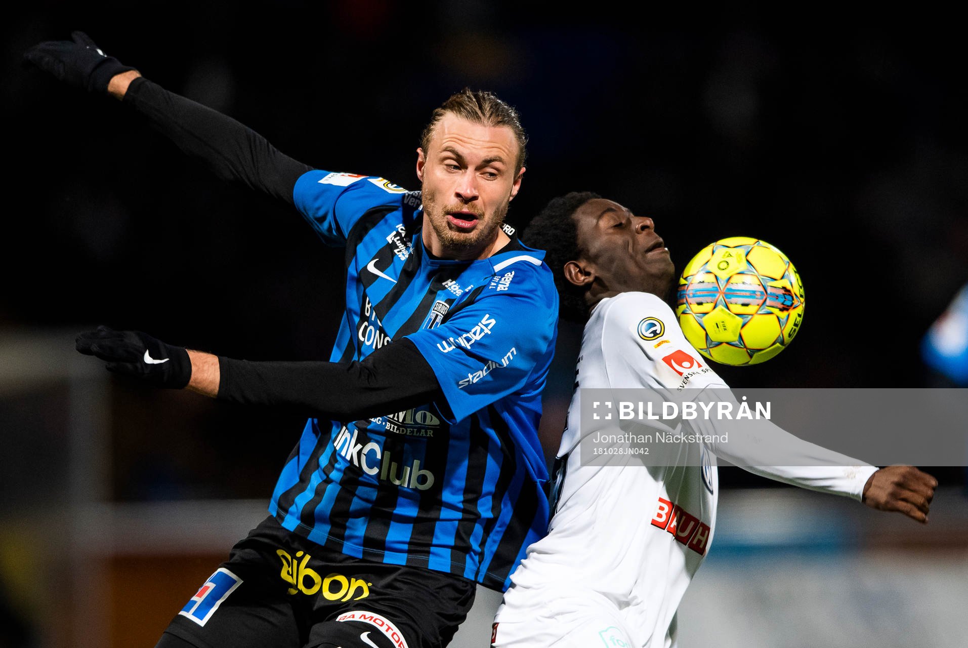 Sirius Daniel Jarl i en duell med Brommapojkarnas Jack Lahne