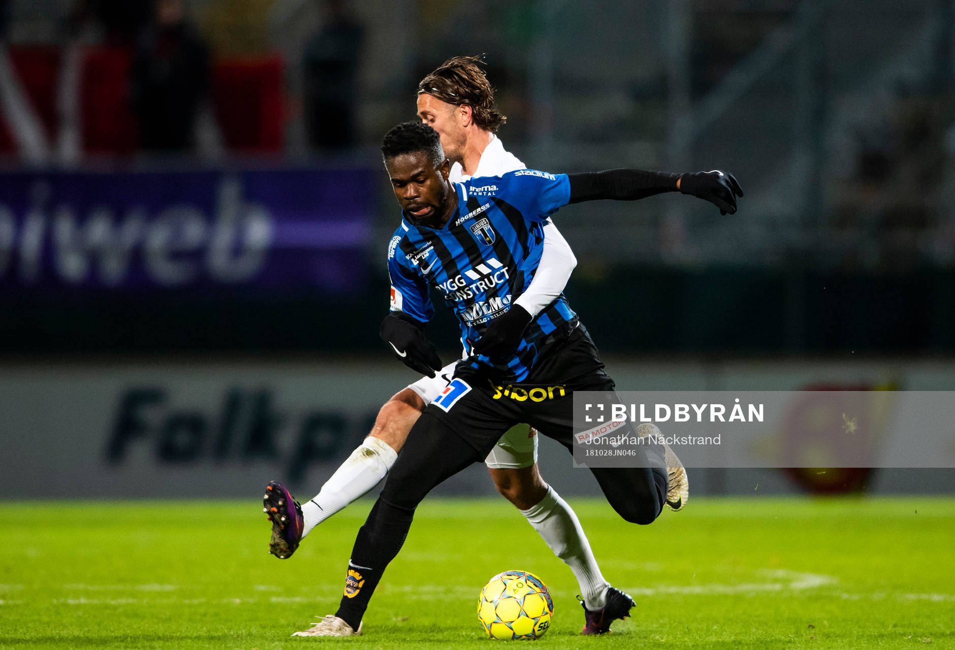 Sirius Abdul Razak i en duell med Brommapojkarnas Philip