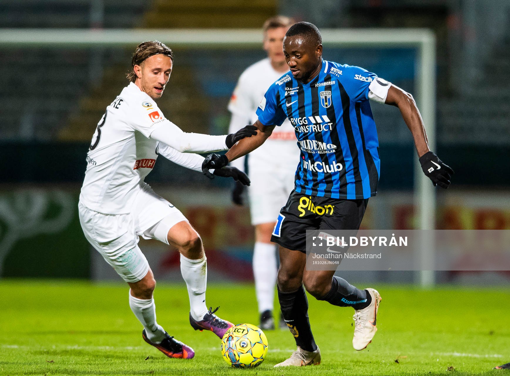 Sirius Moses Ogbu i en duell med Brommapojkarnas Philip
