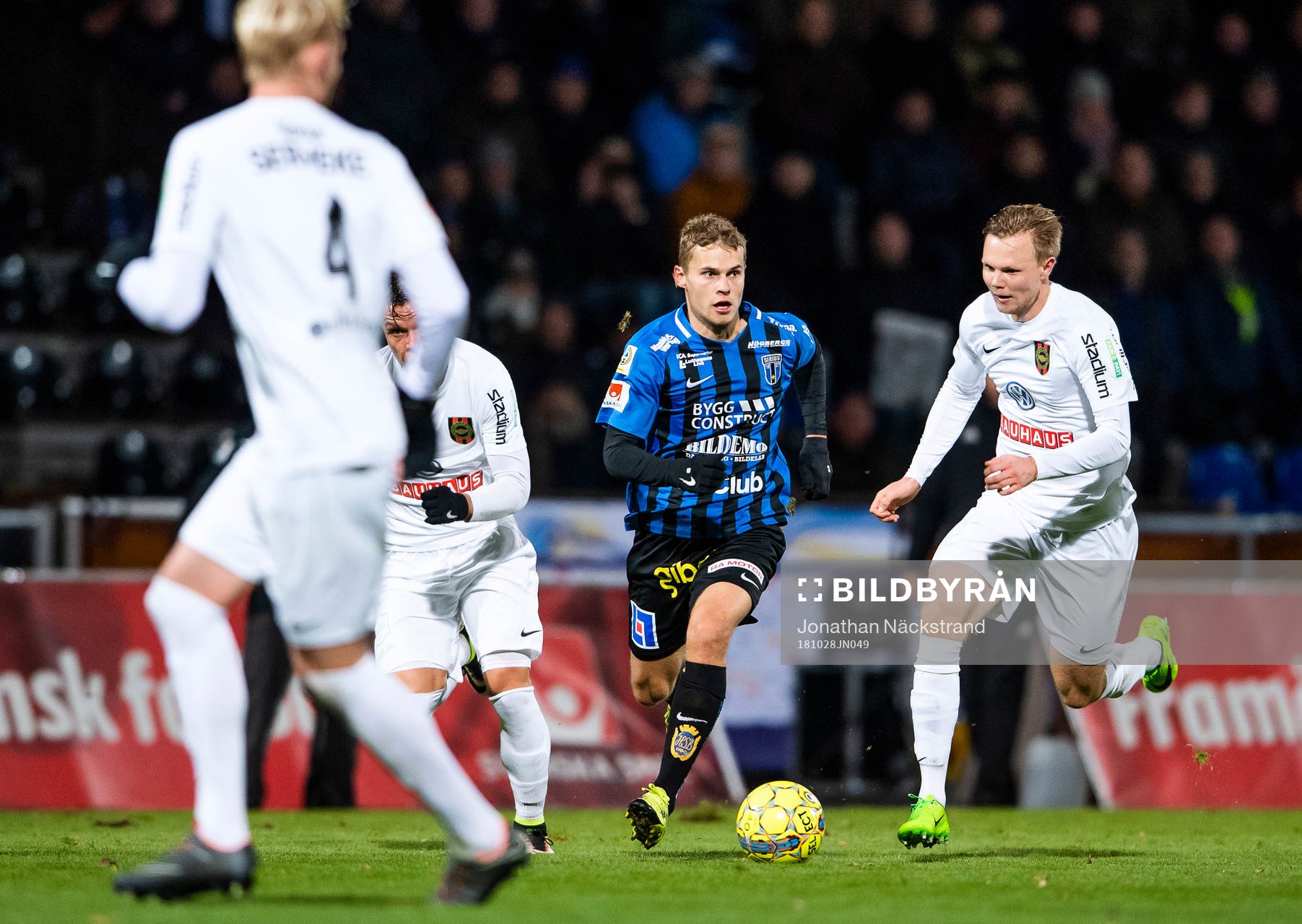 Sirius Sam Lundholm i en duell med Brommapojkarnas Tim