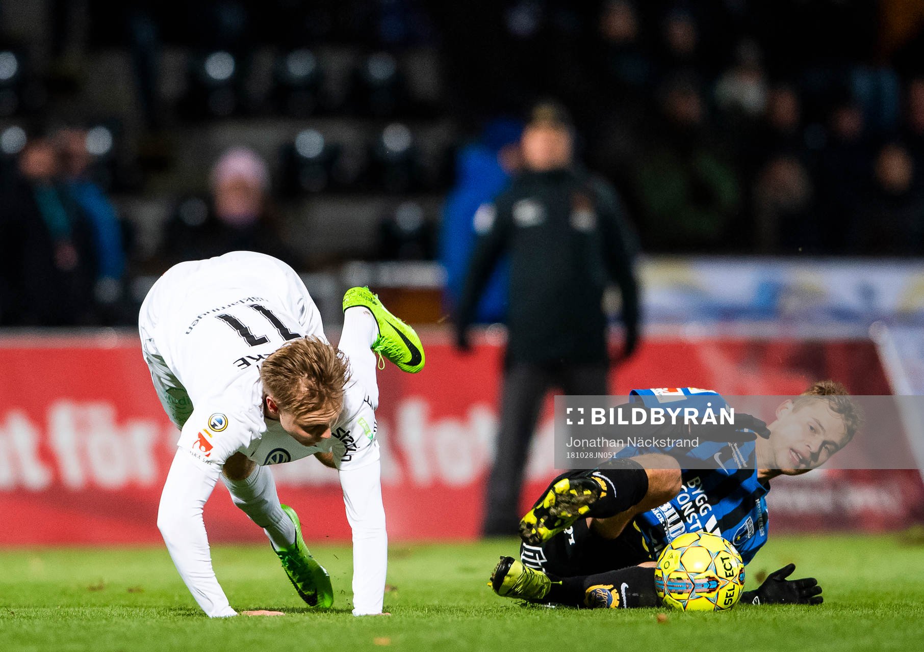 Sirius Sam Lundholm i en duell med Brommapojkarnas Tim