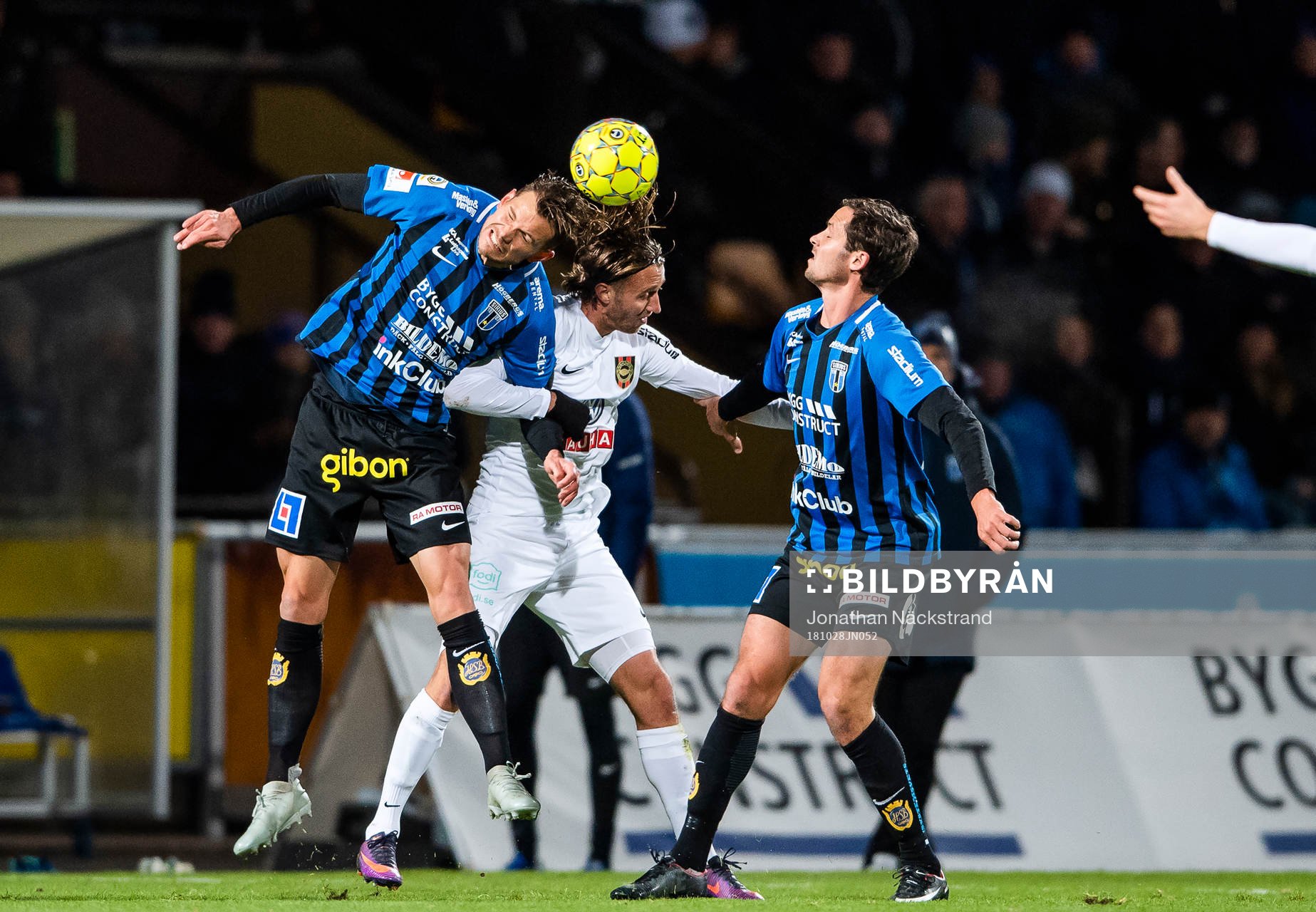 Brommapojkarnas Philip Hellqvist i en nickduell med Sirius