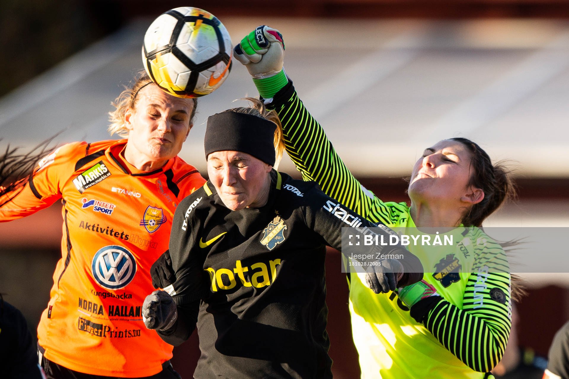 s målvakt Lovisa Koss boxar bollen i duell AIK:s Linnéa